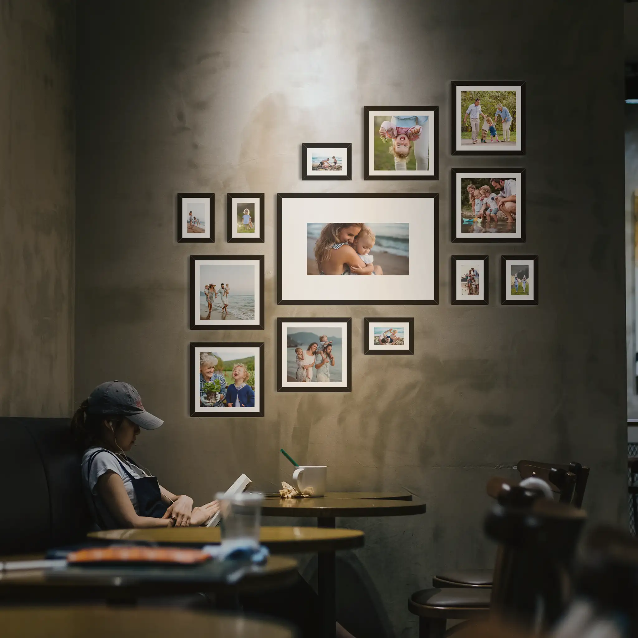 Fotowand Personalisierte - 13 Gedruckte & Gerahmte Fotos - 145x135 cm Fotowand Personalisierte - 13 Gedruckte & Gerahmte Fotos - 145x135 cm - Image 1