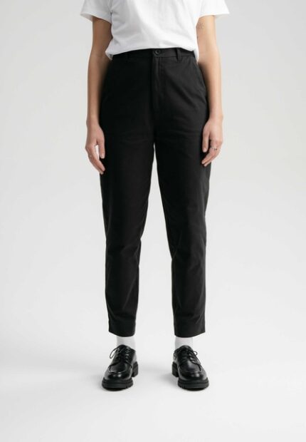 Hose Relaxed Fit  Modell: Janaki GOTS